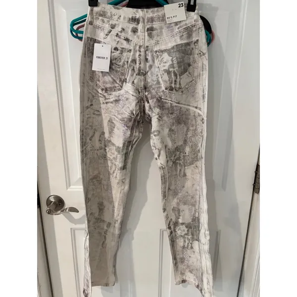 Forever‎ 21 Premium 90s Fit Collage Print Jeans Purple Gray White Size 23 NWT - Image 6