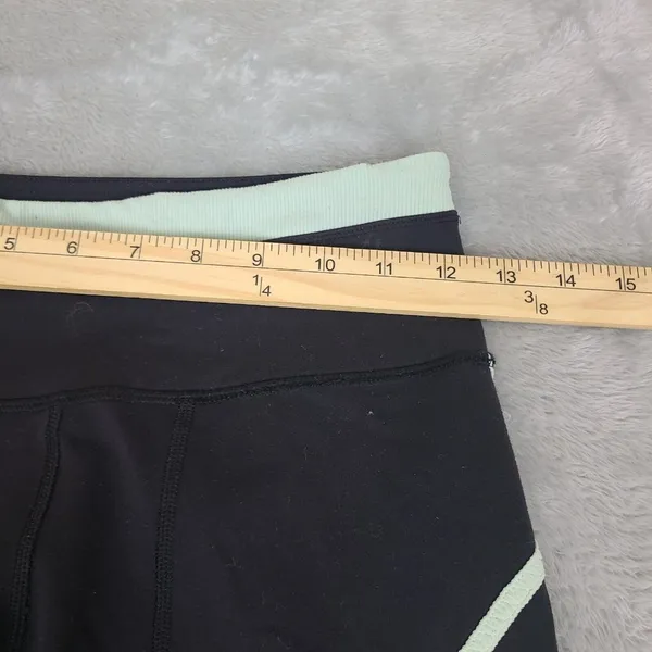 Women's Lululemon Black Stretch Pull On‎ Capri YOGA Leggings sz. 4 - Image 2