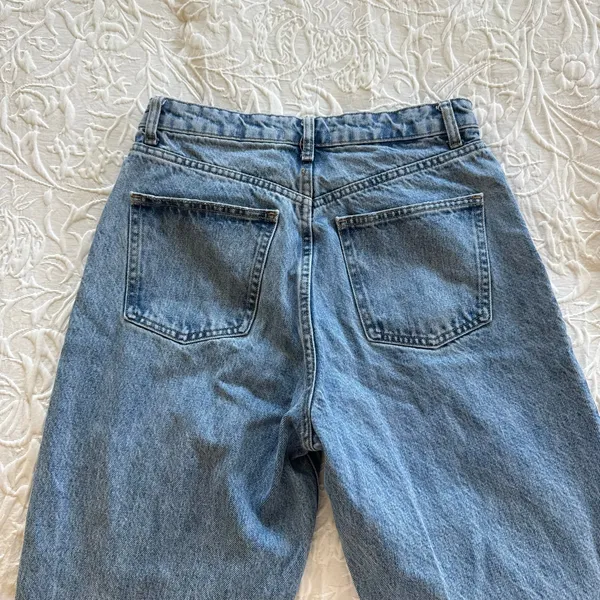 Zara High Rise Wide Leg Medium Wash Raw Hem Jeans Size 6 - Image 4