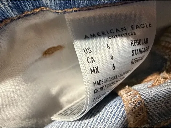 American Eagle Light Wash Mom Jeans Size 6 - Image 3