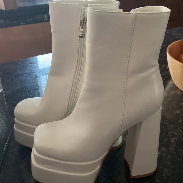 PERFECT CONDITION WHITE LEATHER BOOTIES Size 7 - Image 2