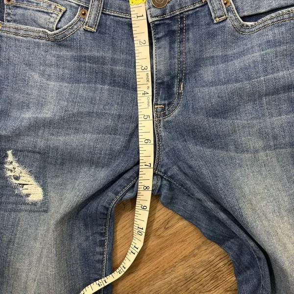 Gap True Skinny Distressed Jeans Size 0 / 25R Medium Wash EUC - Image 11