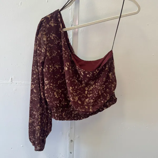 NWT Boutique Sage The Label One Shoulder Smocked Crop Top Burgundy Floral‎ Large - Image 2