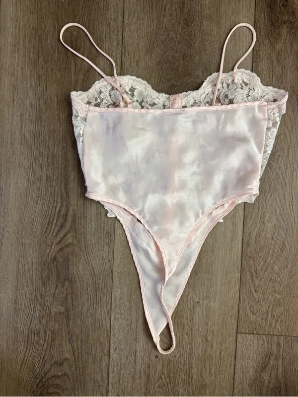 Cami Lace Bodysuit in Blush Pink - Brand: Dentelle - Image 2