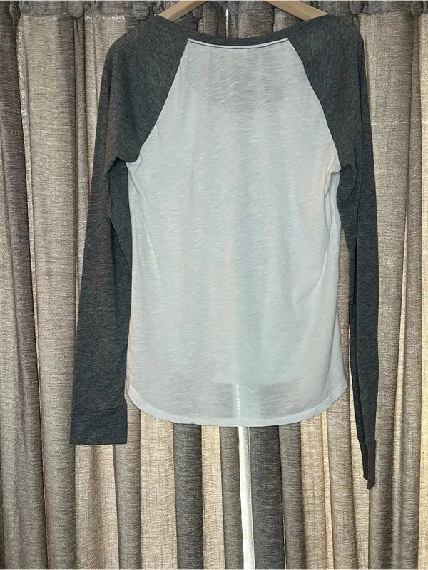 Pink Victoria’s Secret Y2K Raglan Long-Sleeve Top in White and Gray Size Medium - Image 8