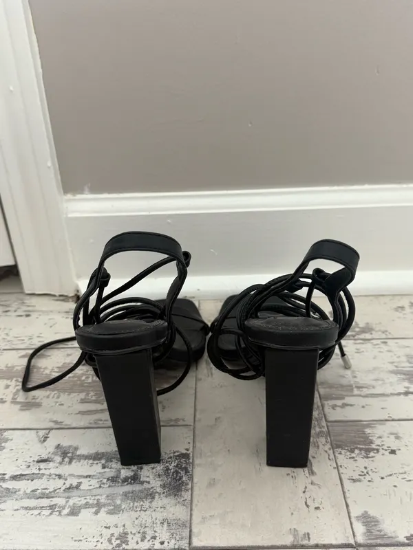 olivia jaymes black heels Size 7.5 - Image 4