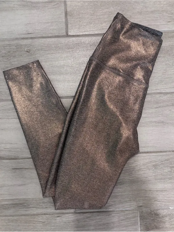 Beyond Yoga Dusted High Waisted Midi legging in Rose Gold size Small - Image 7