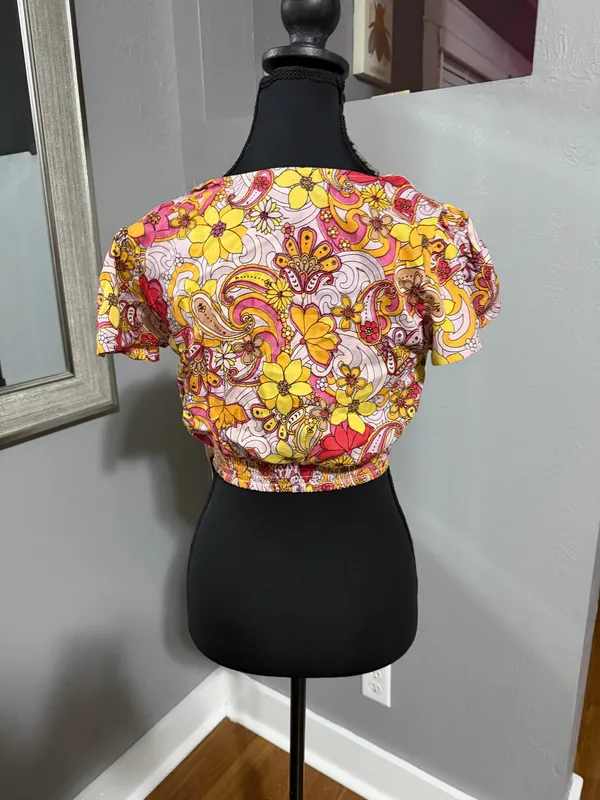 NWT Angie Paisley Floral Groovy Hippie Knot Front Crop Top Size Medium. - Image 4