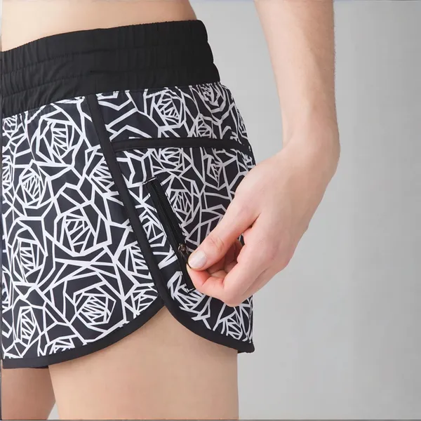 Lululemon Tracker Short III 4-way Stretch Posey Black/White Size 4 - Image 5