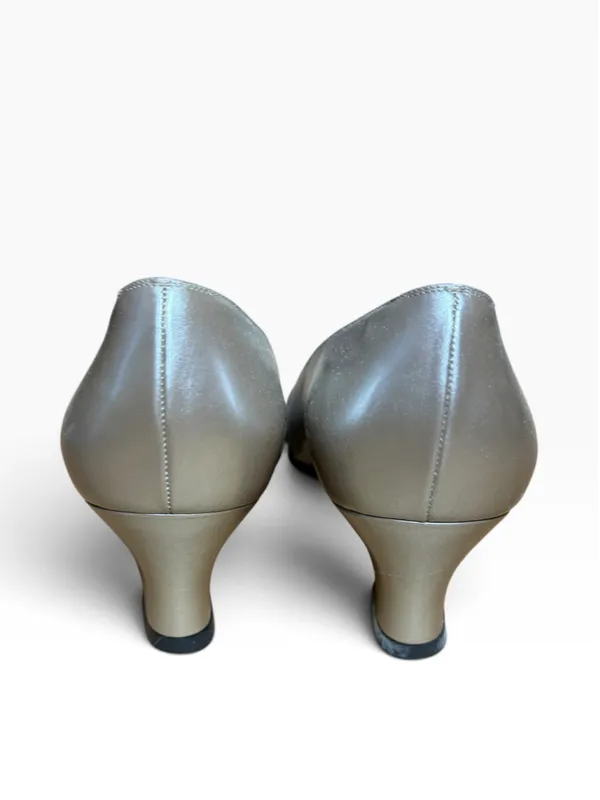 Women's Salvatore Ferragamo Heels Size 8 Beige and Blue Cap Toe Pumps - Image 5