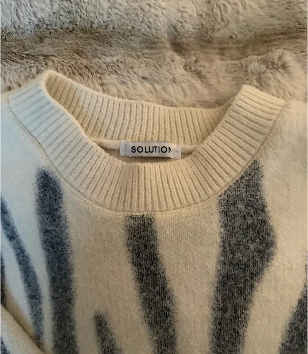 Boutique Zebra Sweater Tan Size M - Image 3