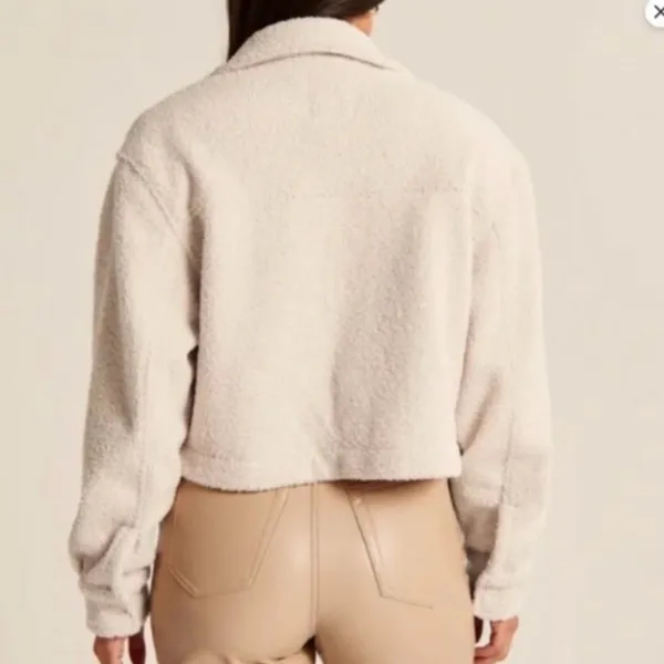Abercrombie & Fitch Cropped Sherpa Shirt Jacket in Cream - Image 2
