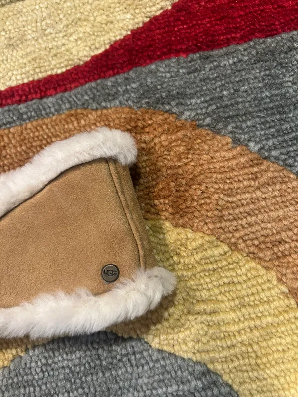 UGG Like-New Australia Women’s Suede Reversible Shearling Headband Chestnut S/M - Image 2