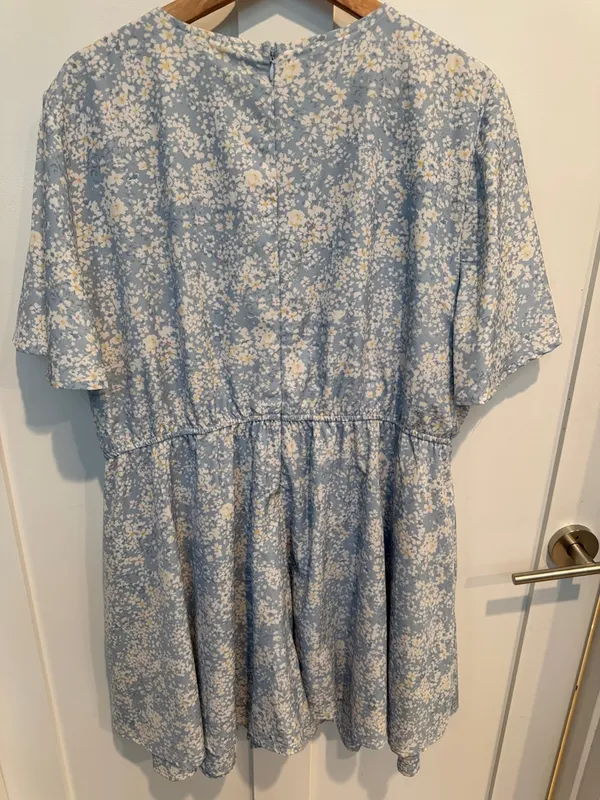 ARULA Pale Blue Floral Skort with White Print Size 1X - Image 7