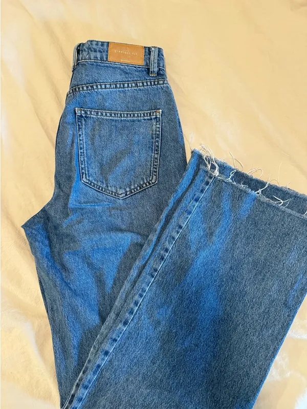 Stradivarius High-Waisted Jeans - Image 4