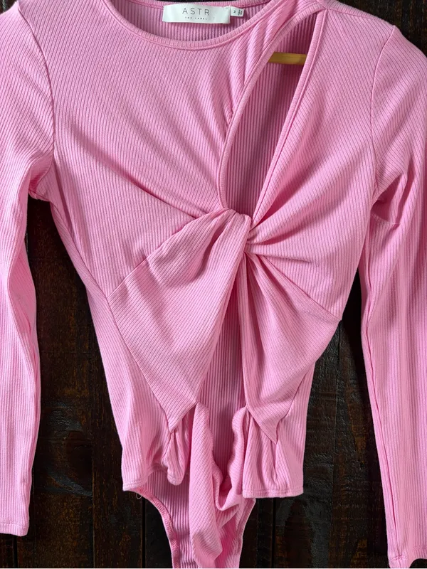 ASTR Long Sleeve Pink Twist Front Cutout Bodysuit - Image 4