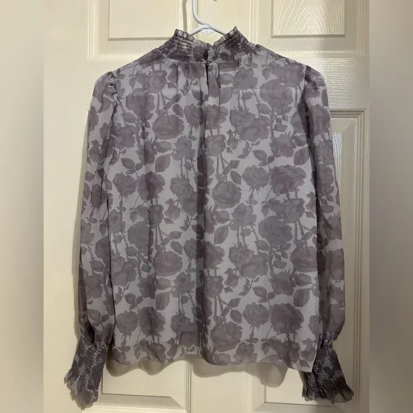 Wilfred Aritzia Valencia Blouse flowy smocked cuffs and mock neck XS gray tones - Image 4