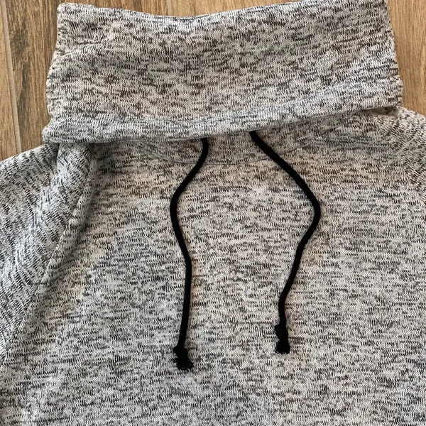 Derek Heart Sweatshirt- NEVER BEEN WORN - Image 4