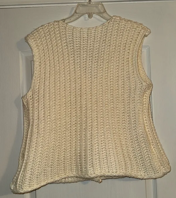 Cream chunky knit crochet sleeveless sweater vest with gold buttons - Image 4