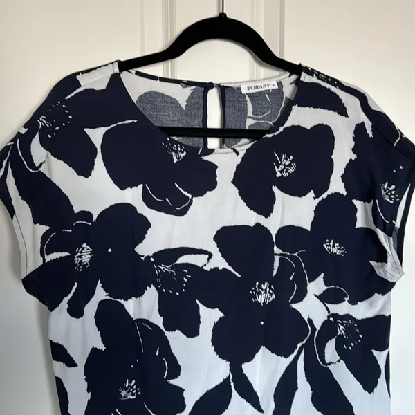 Navy blue and white floral, detailed blouse size medium - Image 2