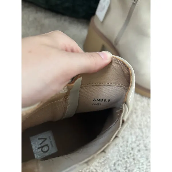 DV Dolce Vita Juliet Chelsea Boots Cream Beige Lug Sole Ankle Booties Size 9.5 - Image 3