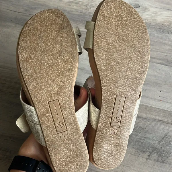 Giani Bernini Memory Foam Rilley Gold Detail Strap Sandal Size 9 - Image 6