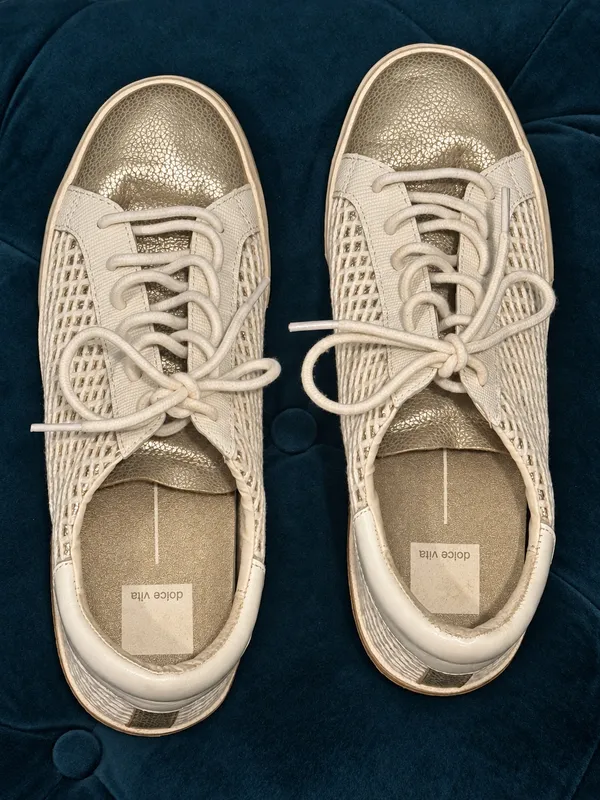 Dolce Vita Sneakers bone w/ gold metallic finishes - Image 3