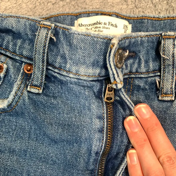 Abercrombie & Fitch 4” mom short high rise Blue Jean Shorts - Image 5