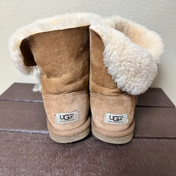 UGG Bailey Button Short Shearling Boots Booties Classic Chestnut Color - size 8 - Image 8