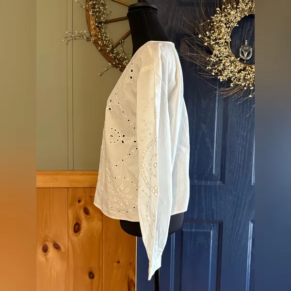 Maurices White Eyelet 100% Cotton Blouse size Small NWT - Image 4