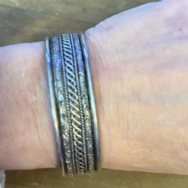 Vintage silver plated textured cuff bracelet - Image 4
