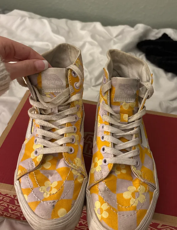 Yellow and white Vans platform with a floral design💛✌🏼 Callouts: needs a good clean - bleach laces !! Other than that their in great condition #vans #platforms #vintage #hippie vibes - Image 5