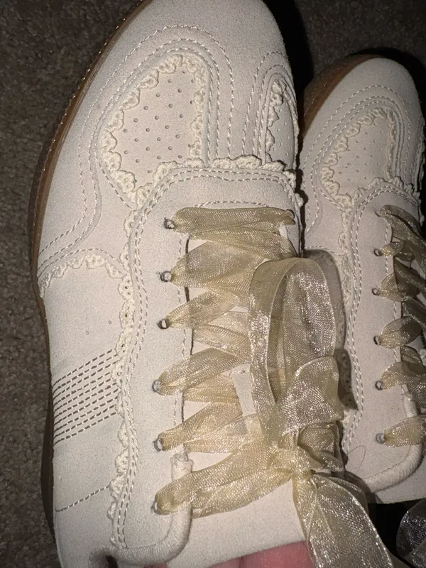 Trendy Sneakers White Size 6.5 - Image 4