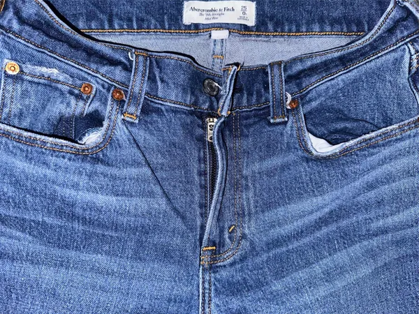 Abercrombie & Fitch- Curve Love Mid Rise 90s Straight Jean - Image 5