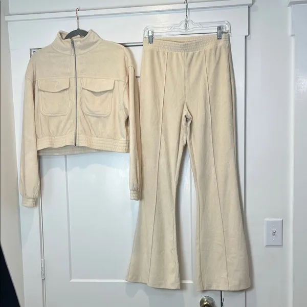 Aerie TWO PIECE SET Cream Women's velour Flare Pants & Jacket size small. - Image 4