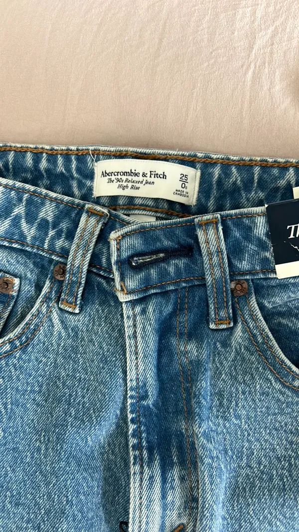 Abercrombie 90s Relaxed High-Rise Curve Love 25 Short - Image 3