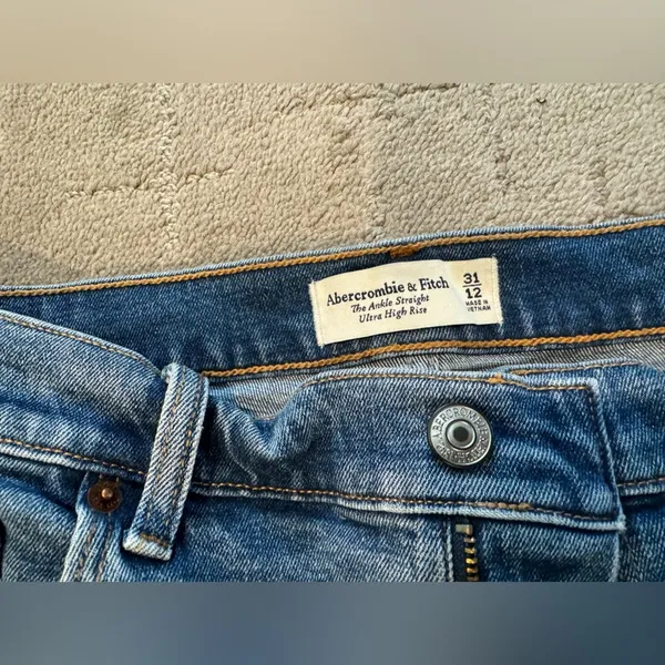 Abercrombie and Fitch Women’s size 31 (10/12) jeans. - Image 2