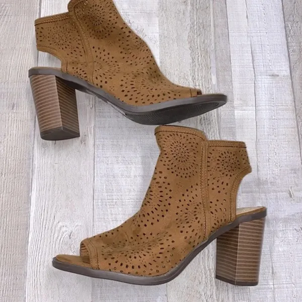 Comfort camel color heeled open toe booties size 9 new - Image 5