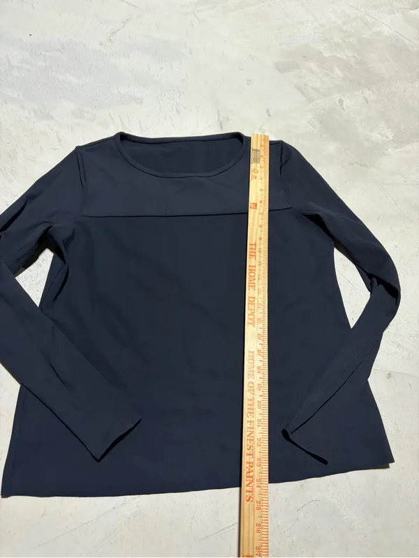 Lululemon out of this world Long-Sleeve Women's Top in Black - Image 2