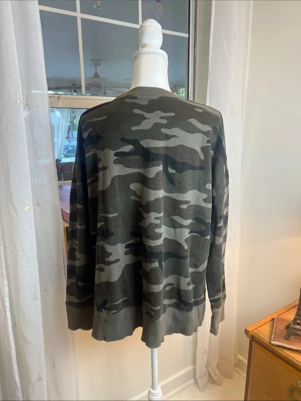 Time and Tru Large Olive Green Camo Crewneck Sweatshirt. - Image 4