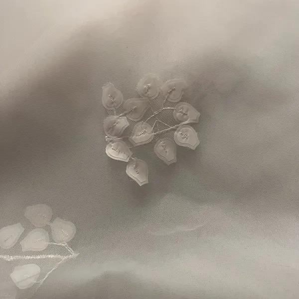 NEW IN BOX White Bridal Wedding Lace Floral Veil - Image 5