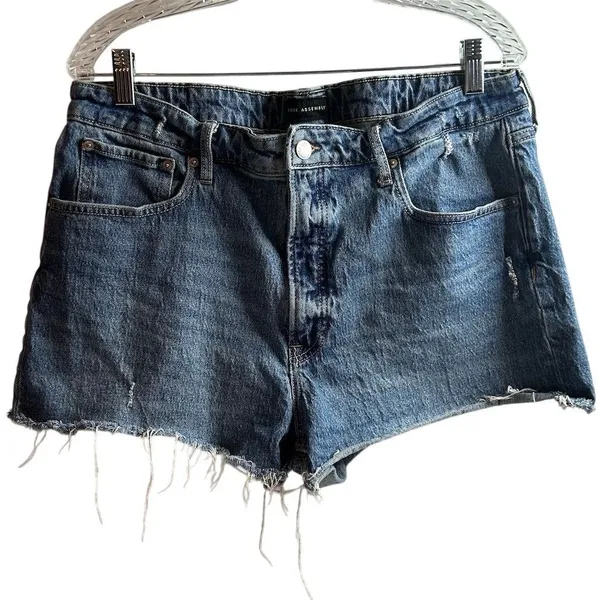 Free Assembly Women's High-Rise‎ Distressed Denim Shorts Size 16 Blue - Image 5