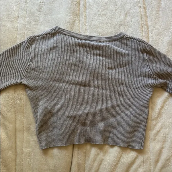 Brandy Melville S Light Gray Ribbed V-Neck Button Sweater - Image 4