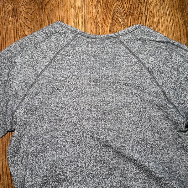 Athleta Speedlight Heather Gray Seamless Top Long Sleeve Gym Athletic sz Small - Image 9