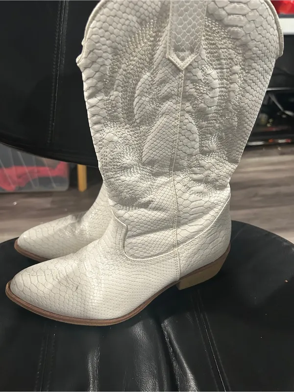 Coconuts by Matisse White Textured Western Heeled Boots see front for flaw - Image 3