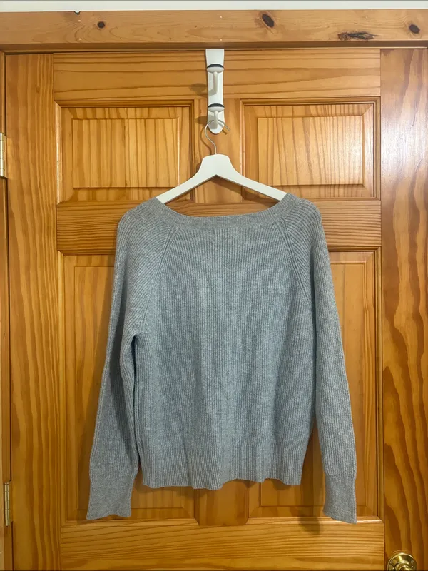 Old Navy Size XS Grey V-Neck Sweater - Image 5
