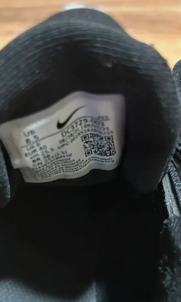 Unisex running Nike shoes lace up - Image 2