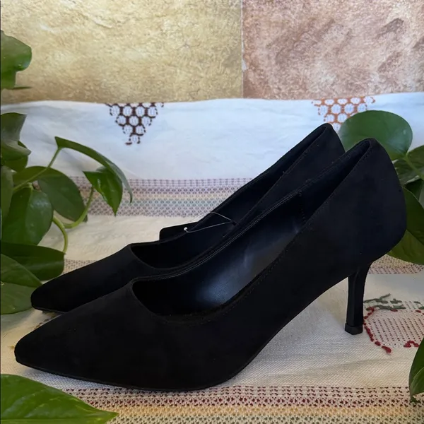 NEW Nicole Miller New York Black Faux Leather Suede Pointy Toe Heels, Size 10 - Image 2