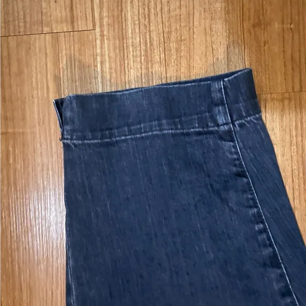 American Eagle Outfitters Men's Dark Blue Relaxed Denim Shorts - Image 4