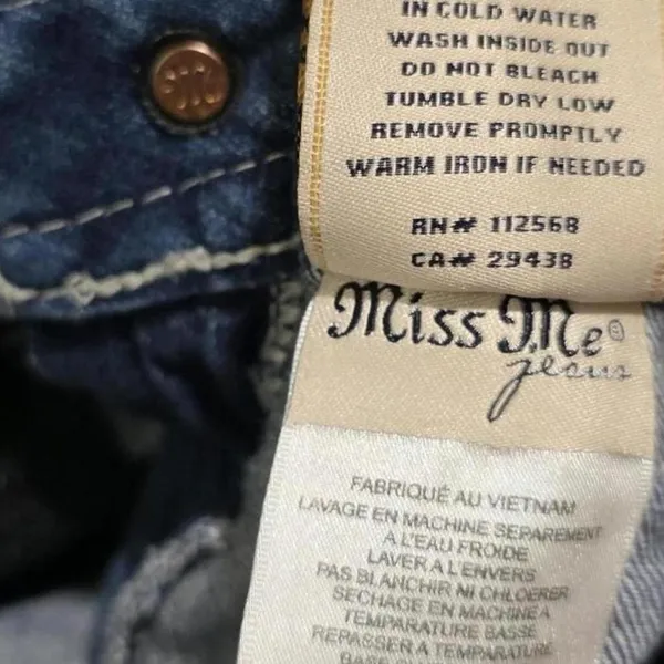 Women's‎ Y2K Miss Me Boyfriend Capri's 25 - Image 5